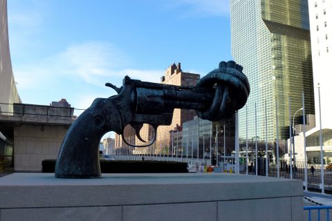 Non-Violence knotted gun firearm sculpture peace liberal foreign policy Wikimedia Commons